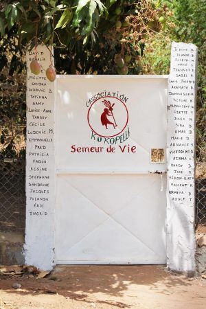 Association Conte De Fees Sénégal porte jardin Kokopelli Honneur
