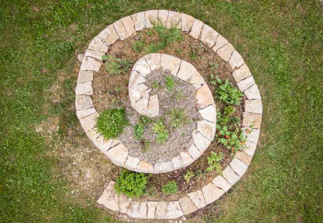 Spirale aromatique en pierres sèches dans les Jardin de Kokopelli vue du ciel
