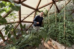 Photo de Jean-Marc dans le dôme géodésique situé dans les jardins de Kokopelli. Le dôme est luxuriant et une belle diversité de végétaux y pousse à l'année.