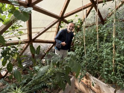 Photo de Jean-Marc dans le dôme géodésique situé dans les jardins de Kokopelli. Le dôme est luxuriant et une belle diversité de végétaux y pousse à l'année.
